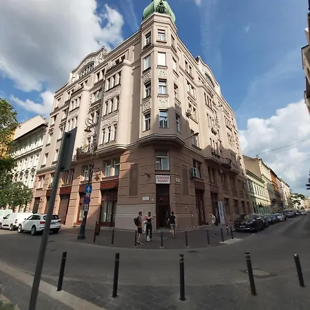 Apartment Quite And Cheap In Center B1 Sza